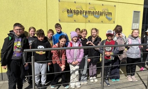 Zdjęcie do Wycieczka klasy II i III  do Eksperymentarium