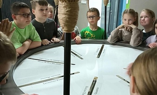 Zdjęcie do Wycieczka do Eksperymentarium w Chojnicach klasy 3